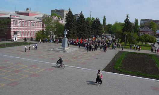 Азов: первомайский митинг без собора Василия Блаженного
