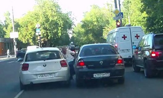 В Москве один водитель нагло сбил другого (+видео)