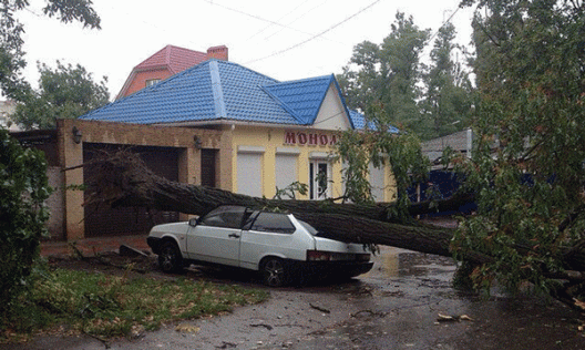 Азов: считаем потери от урагана и готовимся к Дню города