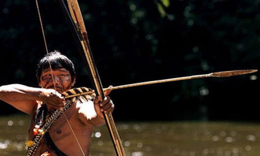 Индейцы из Перу атаковали с луками деревню