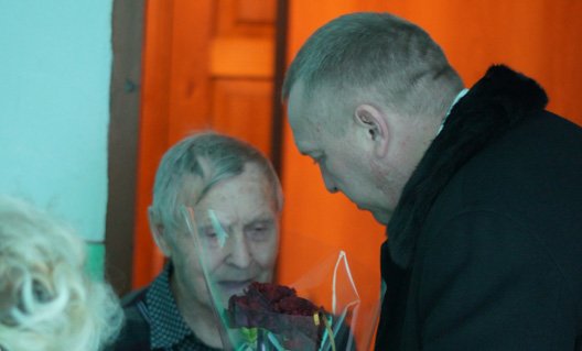 Азов: ветеранов поздравил депутат Роман Чмыхалов