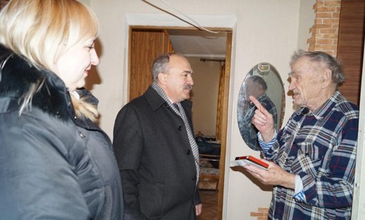 Азов: депутат поздравил ветеранов