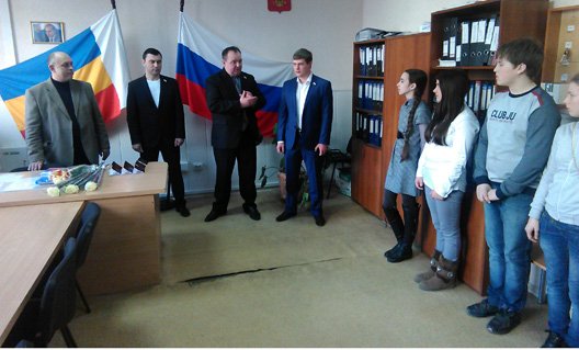 Азовская городская Дума: молодым азовчанам вручили паспорта