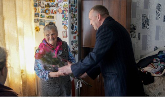 Азов: депутат Азовской городской Думы Роман Чмыхалов вручил медали ветеранам
