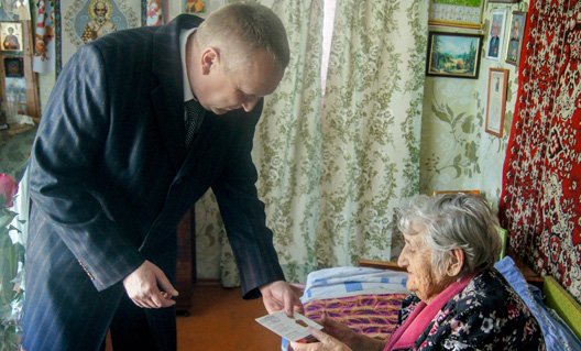 Азов: депутат Азовской городской Думы Роман Чмыхалов вручил медали ветеранам