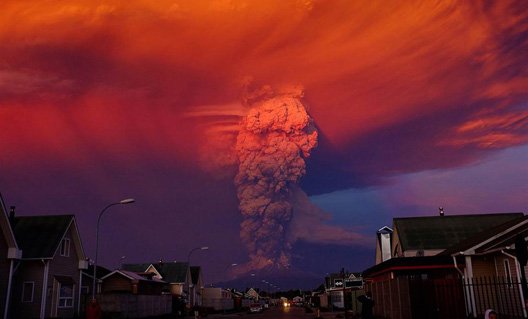 В Чили извергается вулкан Кальбуко (+видео)