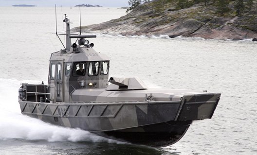 ВМС Финляндии бросает гранаты в воду