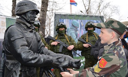 В России открыли памятник "вежливому солдату"