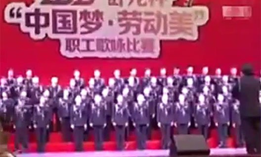 Китай: хор провалился под сцену (+видео)