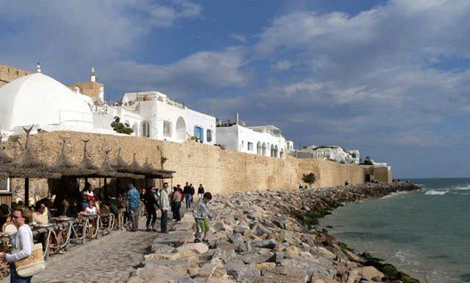 Число жертв терроризма на тунисском пляже растет