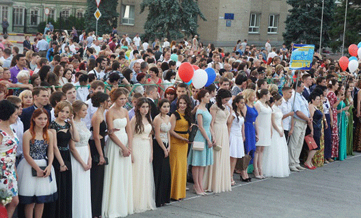 Азов: прошли балы выпускников