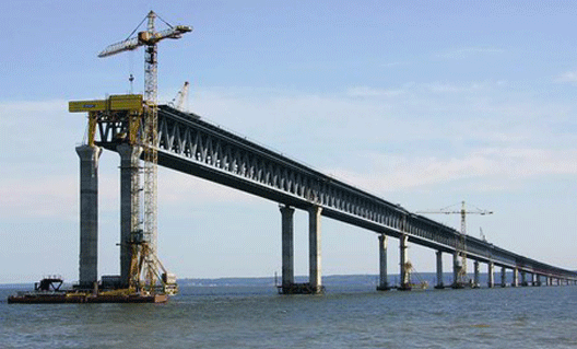 Первый вспомогательный мост в Крым заработал