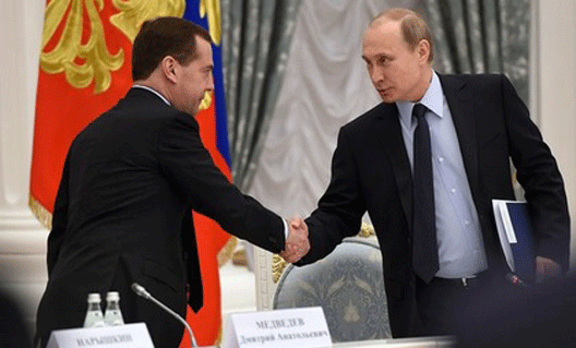 Владимир Путин наградил Дмитрия Медведева