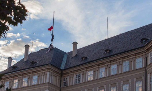 Красные трусы над Прагой: скандальная акция