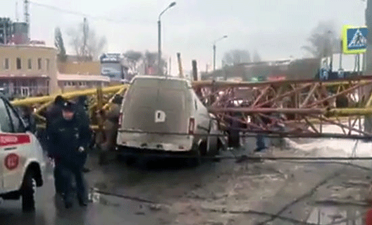 В Омске кран упал на машины. Есть жертвы