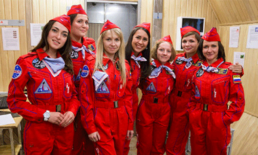Восемь россиянок "полетели" на Луну