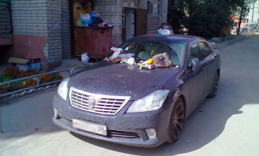 В центре Ростова неправильно припаркованный автомобиль горожане закидали мусором