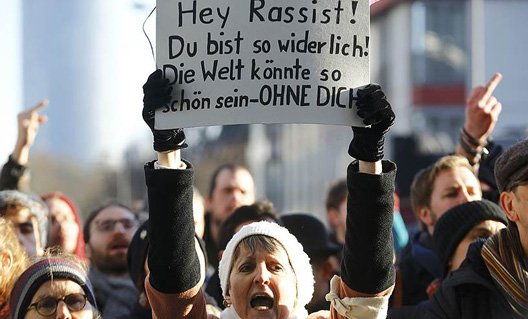 Немцы протестуют, демонстрантов разгоняют