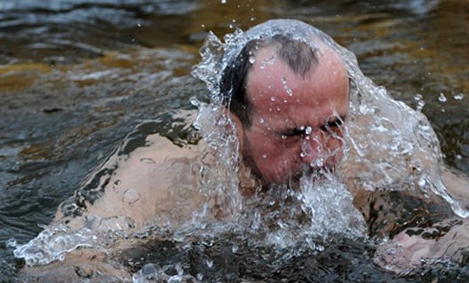 В Азове почти 3 000 человек приняли участие в крещенских купаниях