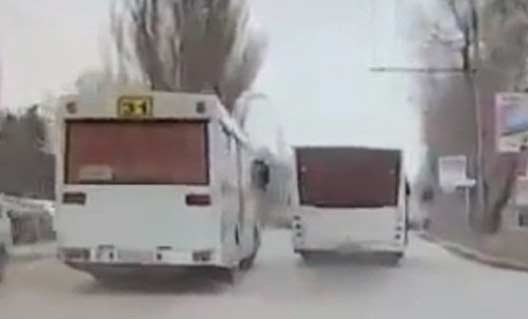 Гонка двух автобусов в Таганроге (+видео)