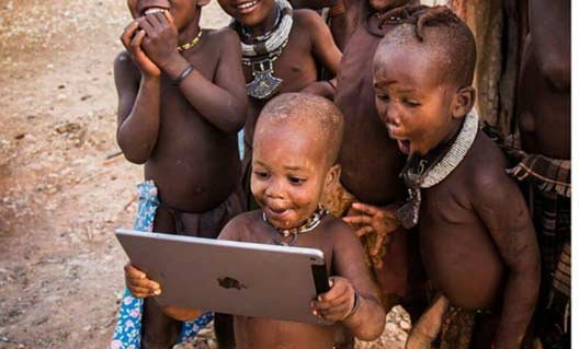 Африканские дети впервые смотрят видео (+видео)