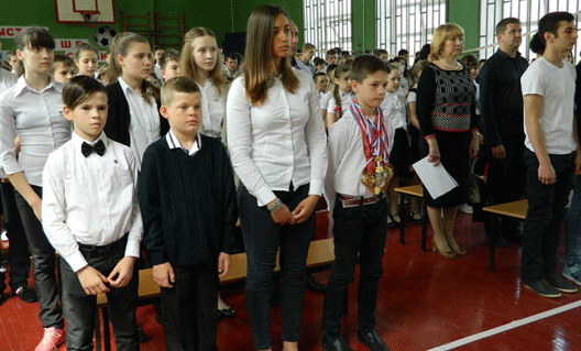 Трем азовским школам передали спортинвентарь от Олимпийского комитета