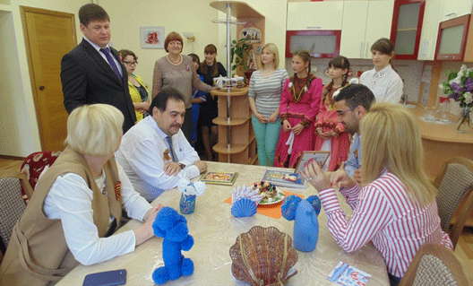 Азов: гости из Агланджи посетили центр помощи детям  