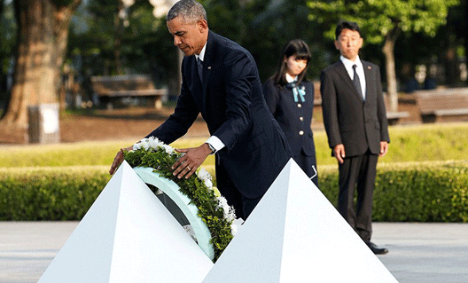 Обама привез в Хиросиму цветы
