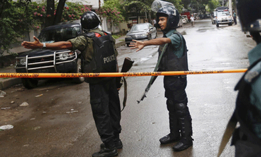 Атака террористов: в Дакке погибли 26 человек