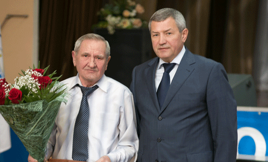 Азов: горожане поздравили заслуженного педагога