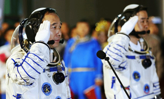 Два китайских тайкунавта - в космосе