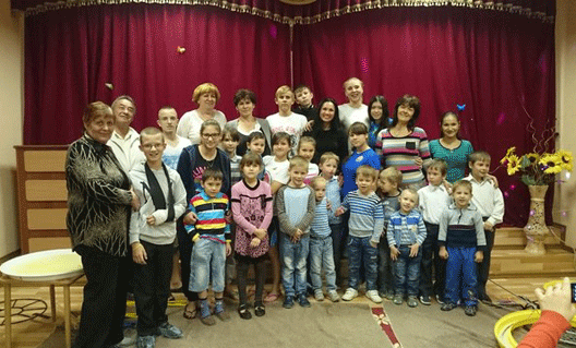 "Шоу мыльных пузырей" увидели в Азовском центре помощи детям