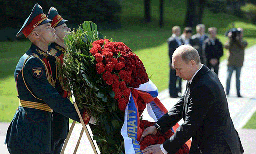 Владимир Путин поздравил с Днем Победы всех, кроме двух президентов