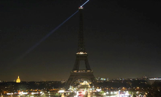 Подсветку Эйфелевой башни отключили в третий раз за 8 дней
