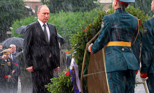 Почему Владимир Путин отказался от зонта?