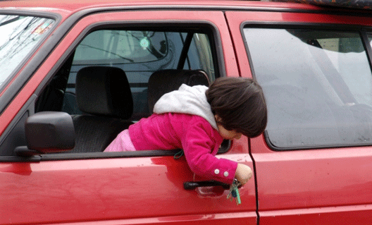 Детей до 7 лет запретили оставлять одних в авто