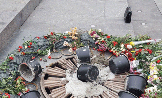 Вандалы залили цементом мемориал "Вечный огонь" в Киеве