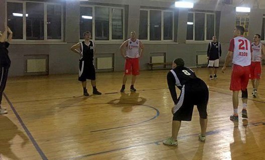 Азовские баскетболисты разгромили лидеров первенства
