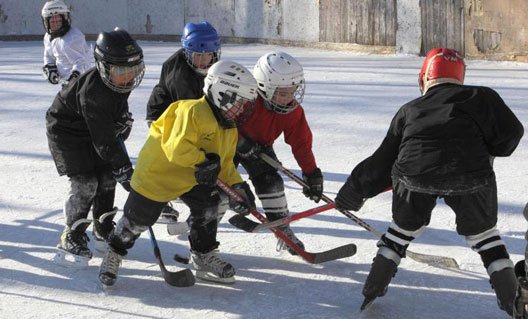 Зимой в России более всего играют в хоккей