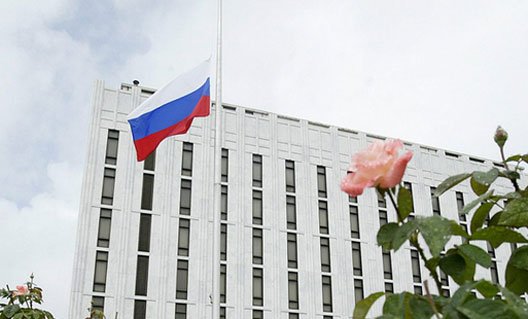 США высылают 60 российских дипломатов