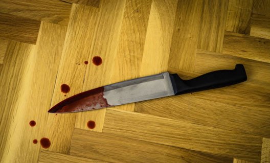 Пьяный житель Сальска ударил азовчанку ножом