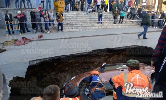 В Ростове-на-Дону автомобиль провалился под землю