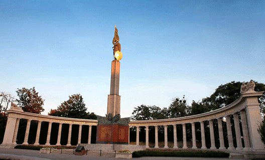 Вена: наши прогнали вандалов от памятника Красной Армии