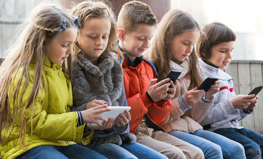 Большинство россиян против смартфонов в школе