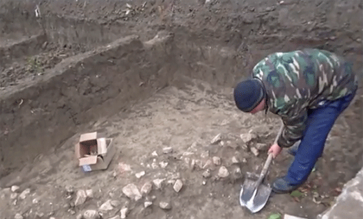 Азов, Макаровского, 66: найдена фундаментная траншея мавзолея (+видео)
