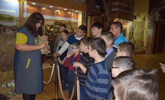 Школьники на лазерном шоу в Азовском музее