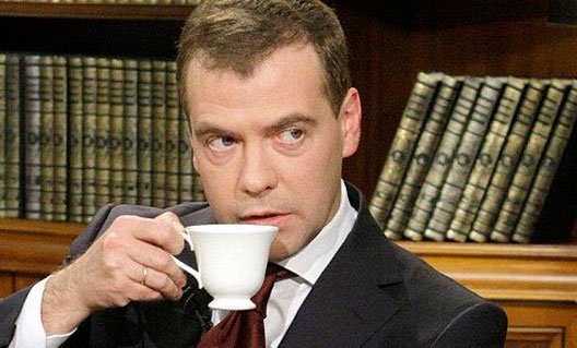 Медведев признался, что боится пить воду из крана