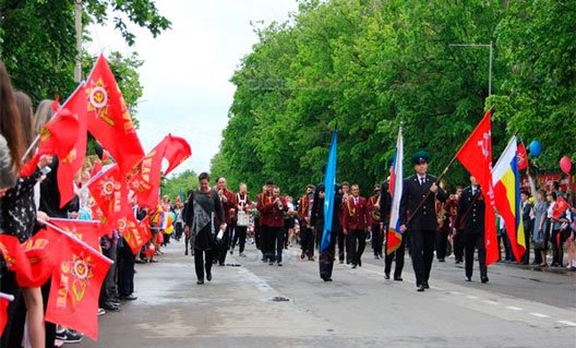 Участниками парада-шествия в День Победы стали около 14 тысяч азовчан