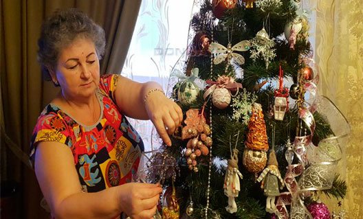 Азов: наша землячка делает елочные игрушки из подсобных материалов