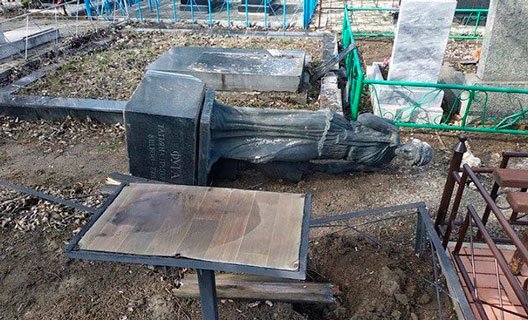 В Азове вандалы разрушили памятник